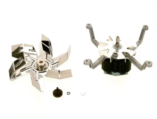 BOSCH Gebläse mit einem Metalllüfterrad und einem Antrieb. Neben dem Gebläse liegen eine kleine Gummidichtung und eine Unterlegscheibe.